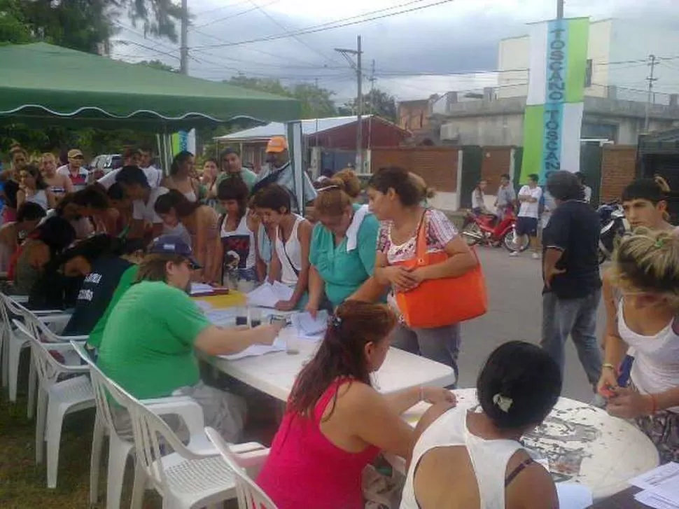 AL SUR DE LA CAPITAL. Dirigentes alineados a Toscano ayudan a interesados. foto de facebook / LUIS FRANCISCO KARSCHTI (PRENSA DE aLFREDO tOSCANO)