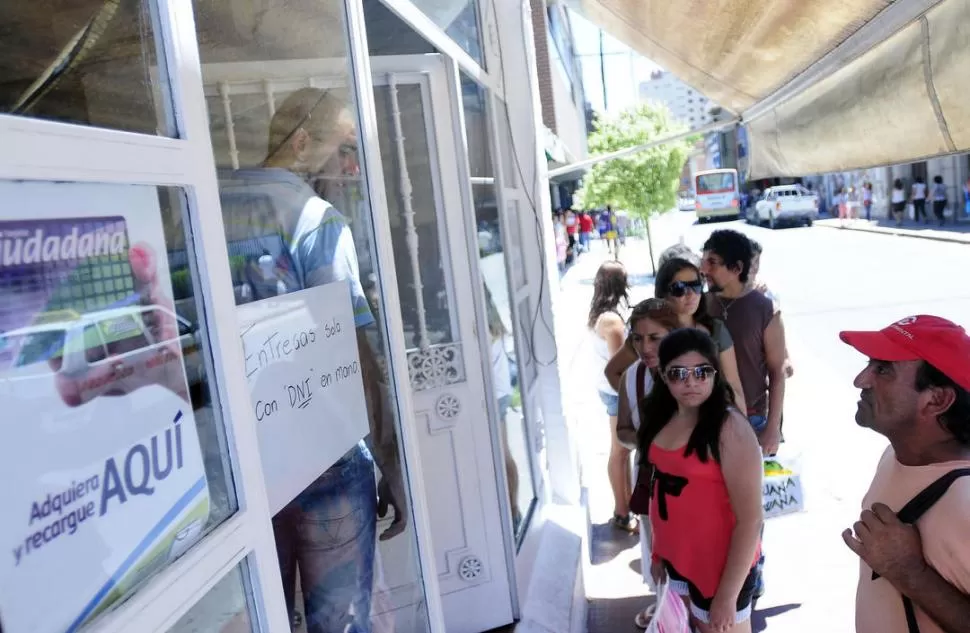 SABADO MOVIDO. Usuarios reclamaron más puntos de distribución. la gaceta / foto de analía jaramillo