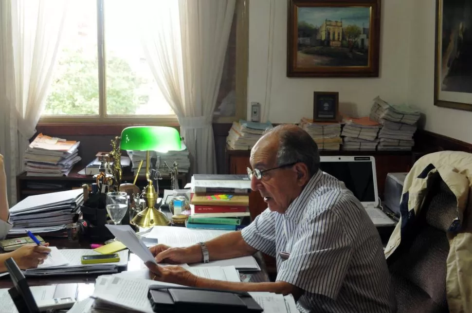 ENCUENTRO TRAS LA FERIA DE ENERO. Gandur presenta planes en su despacho del segundo piso de los Tribunales. la gaceta / foto de florencia zurita