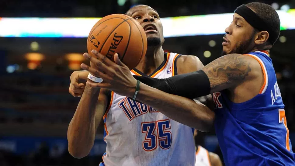 MANO A MANO. Durant anuló a Melo, que tuvo su peor desempeño de la temporada. REUTERS