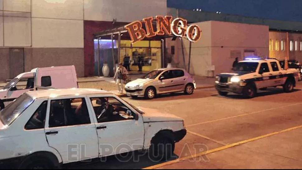 EL LUGAR DEL HECHO. El ex militar los persiguió hasta el Bingo de Olavarría. FOTO TOMADA DE ELPOPULAR.COM.AR 