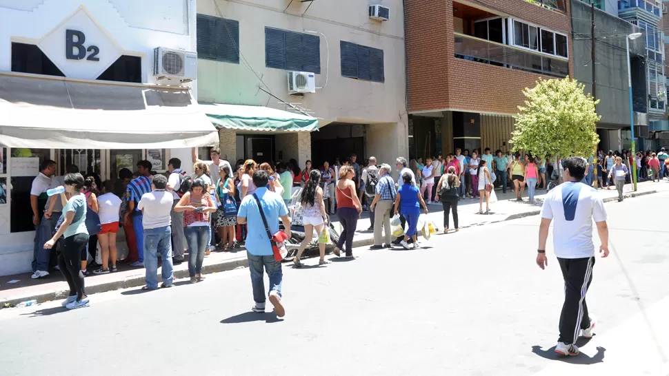 MUÑECAS 423. Al mediodía, la cola en la puerta del improvisado local llegaba hasta la calle Santiago. LA GACETA / FOTO DE FRANCO VERA