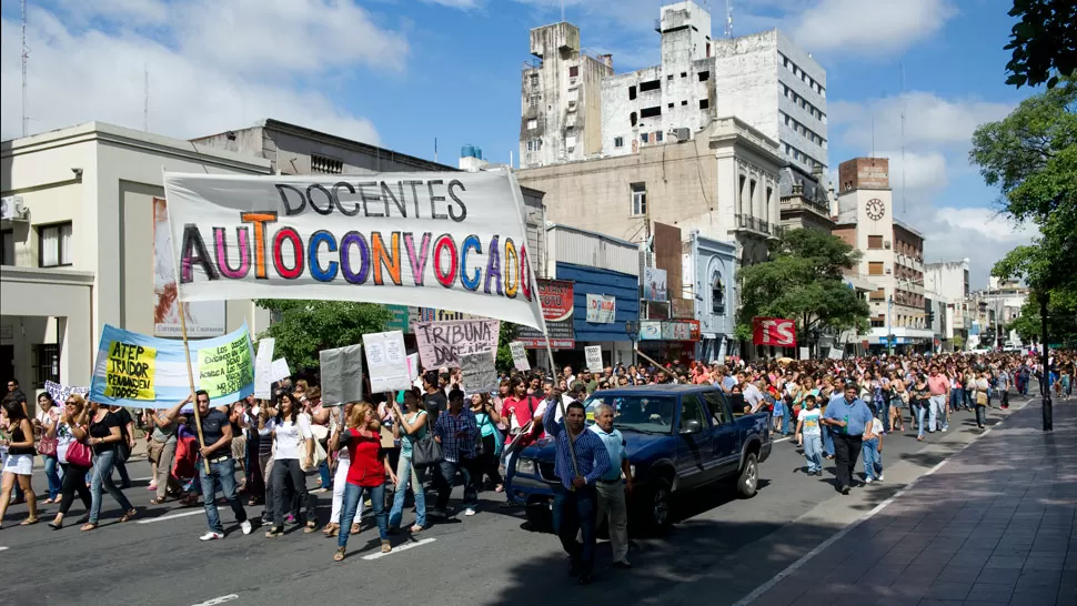 MANIFESTACIÓN. El 7 de este mes los docentes protestaron en plaza Independencia. LA GACETA/ FOTO DE JORGE OLMOS SGROSSO.