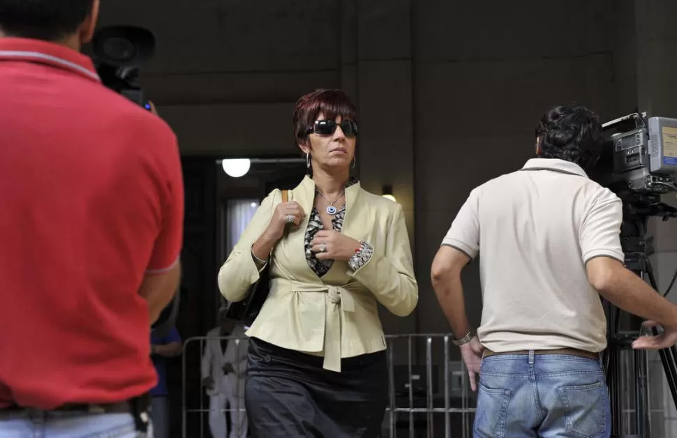 LIBRE DE CULPA Y CARGO. María Jesús Rivero sale de una audiencia del caso “Verón”; el lunes, quedaron firmes su absolución y la de su hermano. LA GACETA / FOTO DE JORGE OLMOS SGROSSO (ARCHIVO)