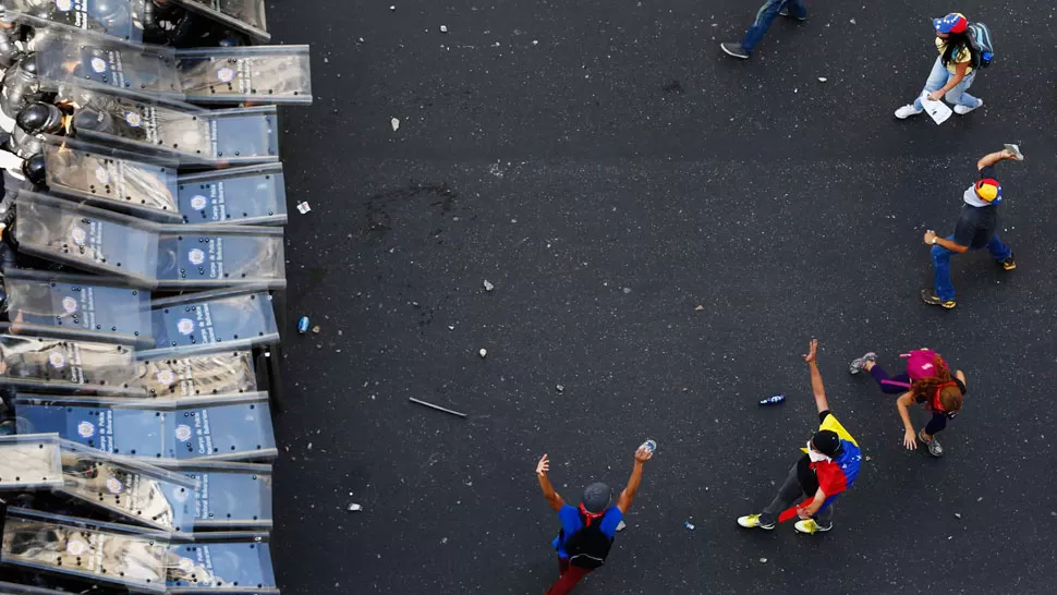 ENFRENTAMIENTO. Las fuerzas de seguridad y los manifestantes protagonizaron un violento choque. REUTERS