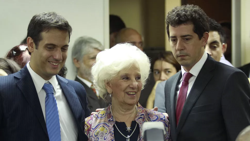 MAGISTRATURA.  El secretario de Justicia, Julián Álvarez (d) y el diputado nacional del Frente para la Victoria, Eduardo Wado de Pedro (i), reciben el saludo de la Abuela de Pza. de Mayo, Estela de Carlotto