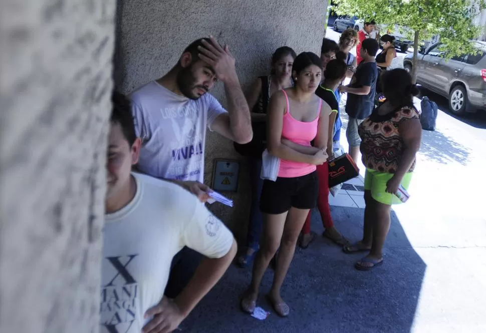 SIGUEN LAS FILAS. Las tarjetas se pueden buscar en Muñecas al 400 y en sedes de empresas de ómnibus. LA GACETA / FOTO DE ANALÍA JARAMILLO