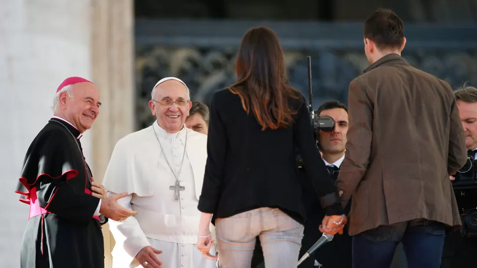 DÍA DE LOS ENAMORADOS. Miles de parejas se acercaron hoy al Papa. REUTERS