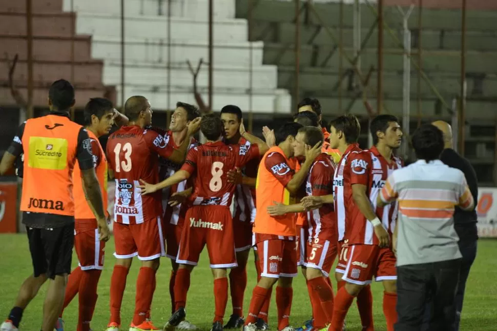 TODOS FELICES. Los jugadores “santos” se saludan en territorio enemigo, con el triunfo sobre el puntero ya consumado. 