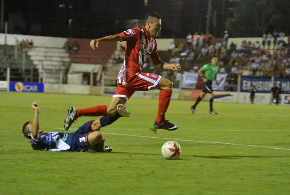 UNA LOCOMOTORA. Si bien Lucas Chacana no jugó su mejor partido aquí se las ingenió muy bien para pasar a toda velocidad por arriba al marcador Elías Koop. 