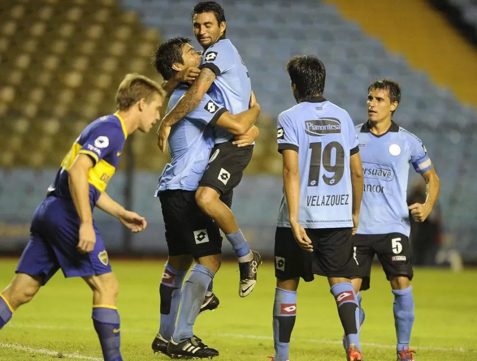 FESTEJO “PIRATA”. Cesar Pereyra celebra el gol que liquidó el partido y a Boca. 