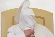 El viento entregó una inusual imagen del papa Francisco