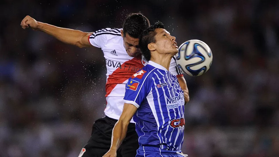 LUCHA. River arrancó ganando, pero al final fue derrotado por los mendocinos.
