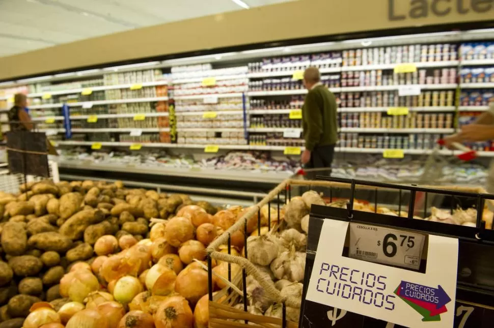 VALORES EN EXHIBICIÓN. En algunos supermercados, ya se publicitan los precios convenidos entre empresarios y el Gobierno nacional. la gaceta / foto de jorge olmos sgrosso