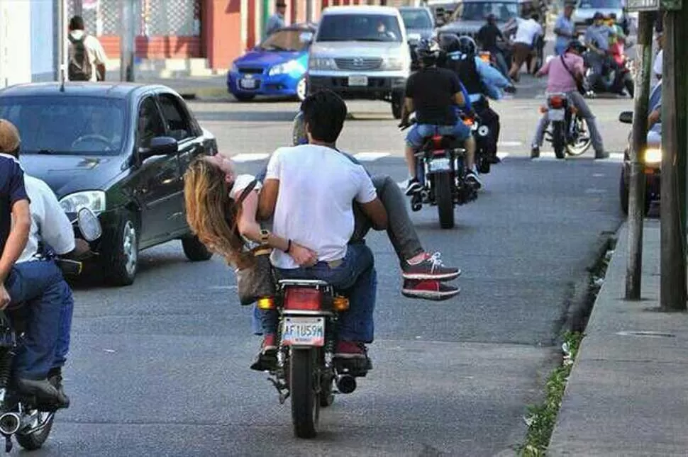 LUCHA POR SU VIDA. La joven permanece internada en grave estado. FOTO TOMADA DE TWITTER.COM/VANECARMONA