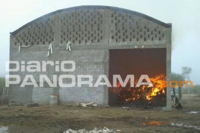 Ardió un galpón y se quemaron 4.000 fardos de alfalfa