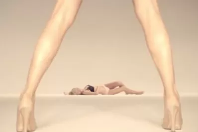 Usaban videos eróticos para enseñar a policías maniobras de primeros auxilios