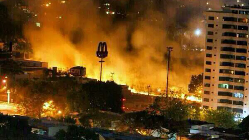 EN LLAMAS. La ciudad de Maracay, del estado Aragua, también vive la violencia en sus calles. FOTO GENTILEZA PAULO NAVARRETE