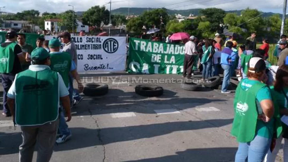 RECLAMO. ATE corta la ruta en puente Lamadrid. FOTO TOMADA DE JUJUYALMOMENTO.COM