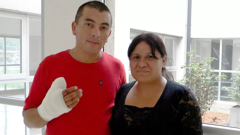 CIRUGÍA DE ALTA COMPLEJIDAD. El albañil decidió operarse para poder asistir a su madre, que padece diabetes. TELAM