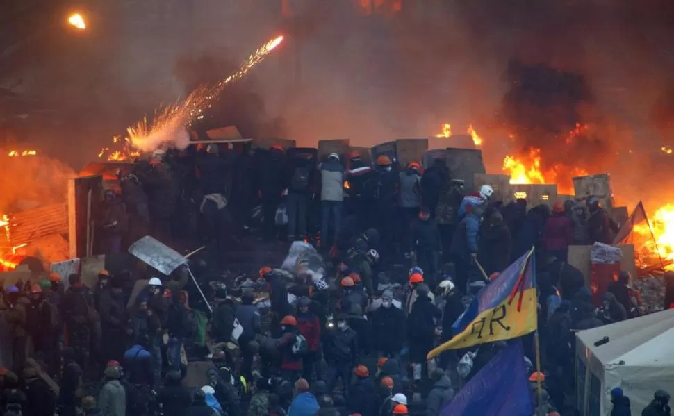 EN LA PLAZA DE LA INDEPENDENCIA. Hubo cruentos enfrentamientos entre la Policía y manifestantes. reuters