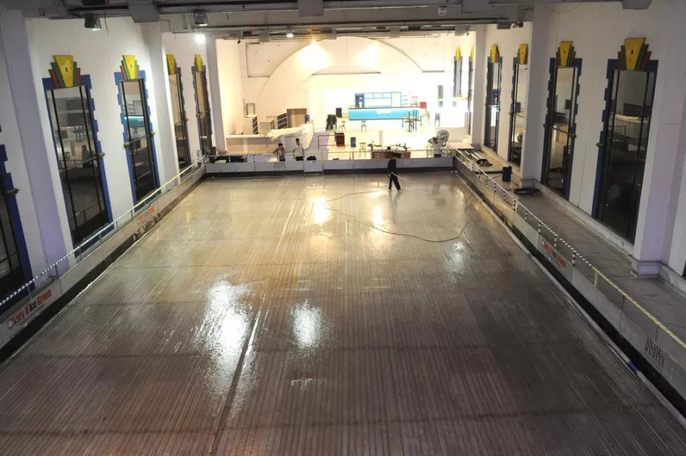 CAPA POR CAPA. Un empleado “riega” la pista para colocar una nueva capa a congelar donde hace una década se encontraban los juegos para niños. la gaceta / foto de héctor peralta