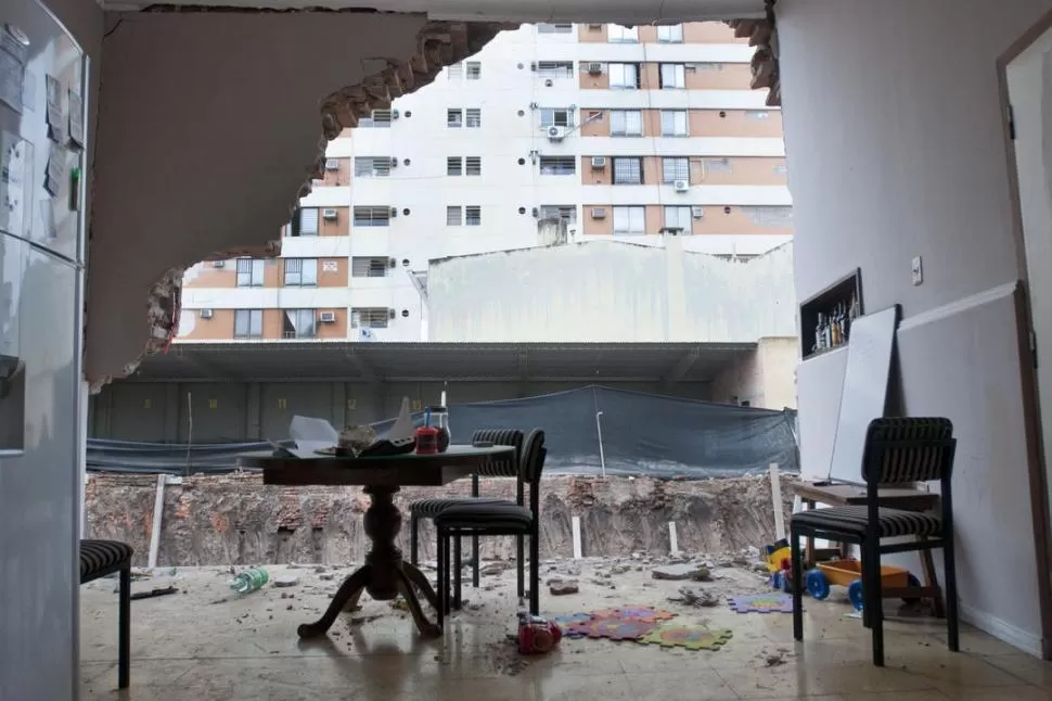 SUSTO NOCTURNO. Durante la madrugada del lunes la pared de la casa de la familia Mendez se desplomó. la gaceta / foto de inés quinteros orio