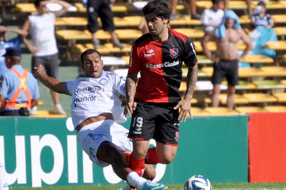 PAREJO. Belgrano y Newell's protagonizan un entretenido partido. TELAM.