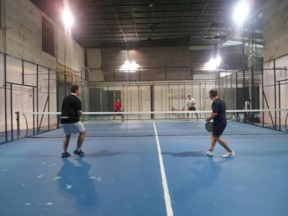 AL FONDO. El acrílico permite ver los partidos desde los cuatro lados.  