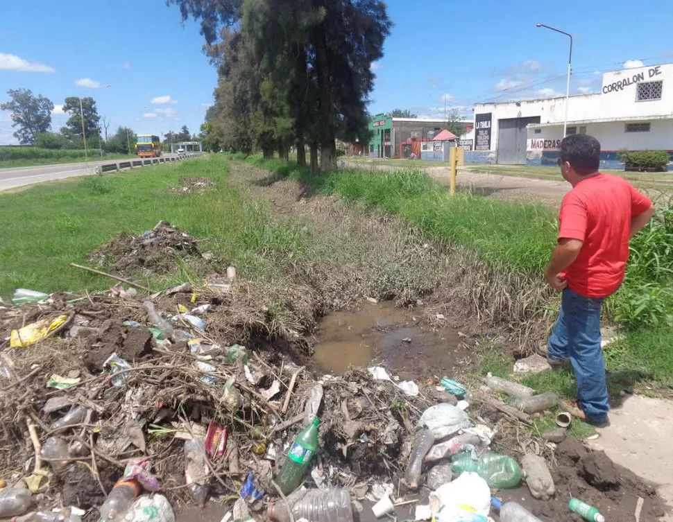 FALTA LIMPIEZA. Muchos canales están llenos de botellas y plásticos. la gaceta / foto de rodolfo casen