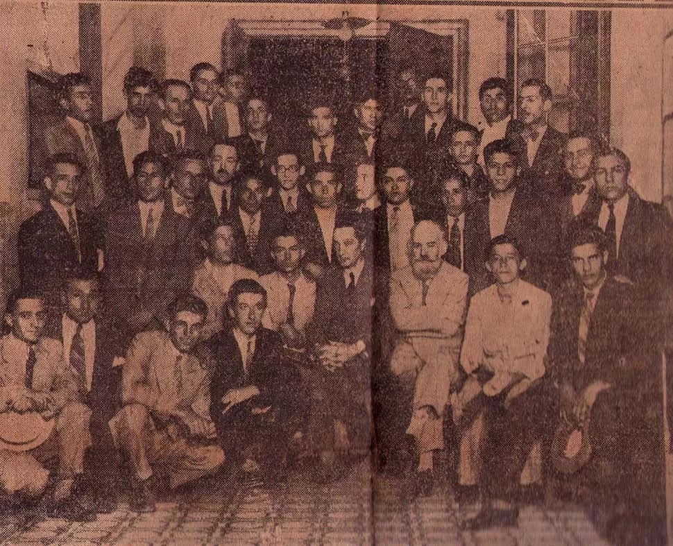 Posan para La Gaceta los egresados de 1933 junto a los profesores Nemirosky y Terragni.