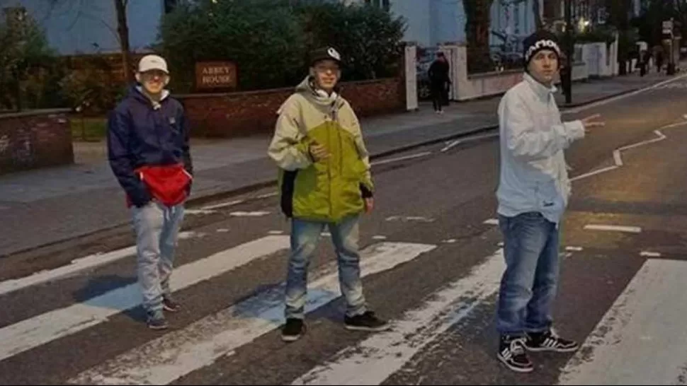 EN LONDRES. Los Wachiturros recrearon la famosa escena que protagonizaron Los Beatles. FOTO TOMADA DE TN.COM.AR