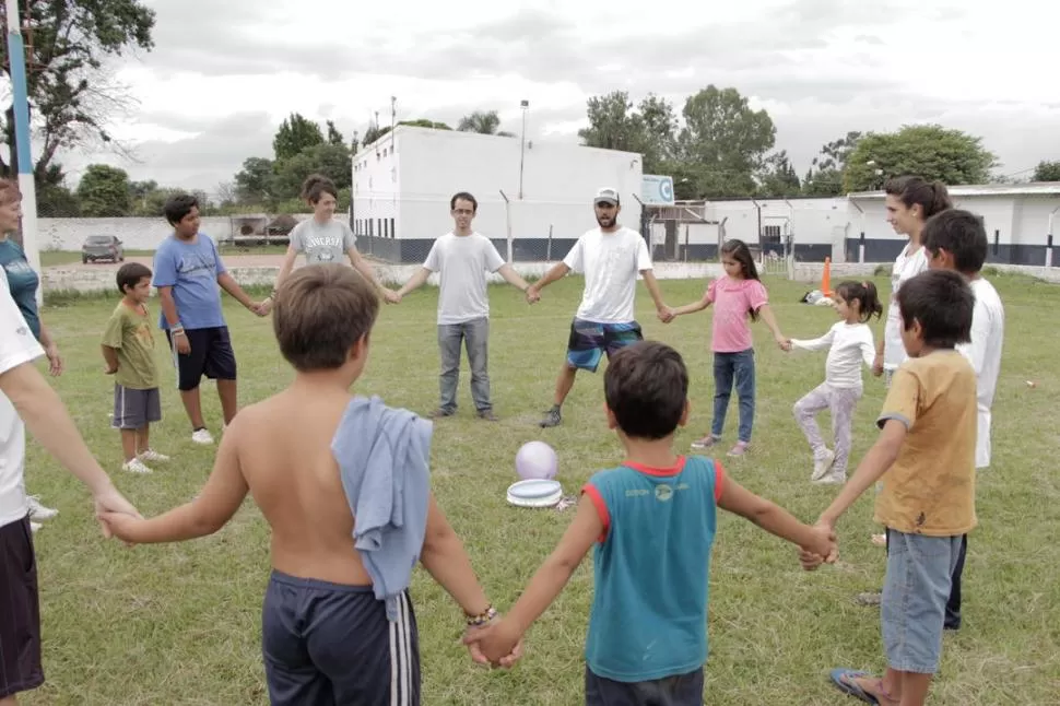 JUEGOS. Ricardo y Laura enseñan a jugar con un disco a jóvenes tucumanos. foto de fundación león