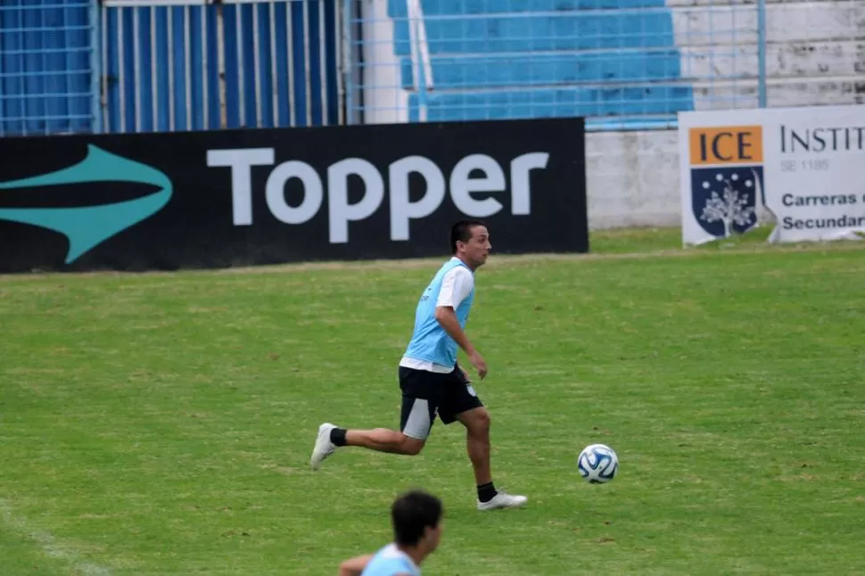 TIENE LLEGADA. Roselli maneja el balón durante la práctica de ayer, algo que piensa hacer esta noche cuando Atlético enfrente a Ferro en el Monumental.  