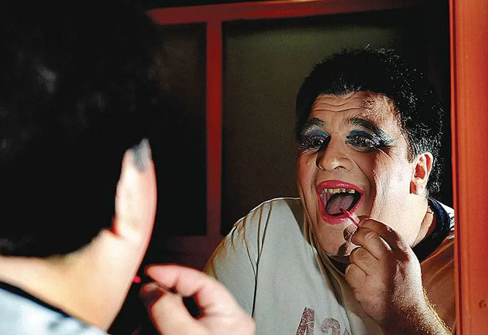 PREPARACION. El funcionario se alista para subir al escenario. FOTO TOMADA DE PERFIL.COM