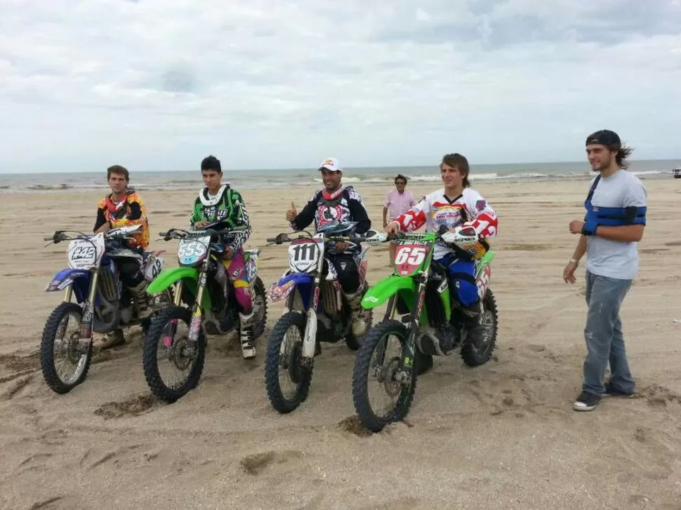 HAY MAR DE FONDO. Sánchez, Rasguido, Moreno y Díaz Vélez posan luego de entrenar en el circuito de Villa Gesell. 