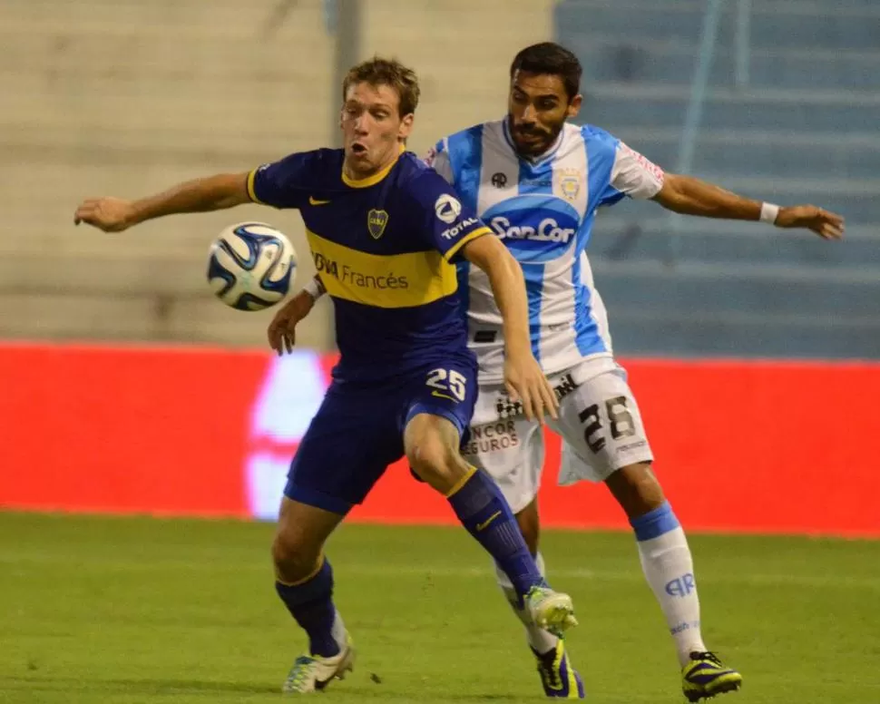 APORTÓ, PERO... Riaño, que protege la pelota ante Eluchans, no jugó un mal partido, aunque no pudo evitar la caída. 