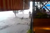 El agua arrastró dos motos en Mate de Luna y Viamonte