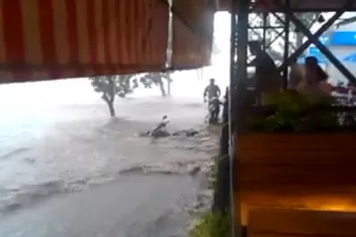 El agua arrastró dos motos en Mate de Luna y Viamonte