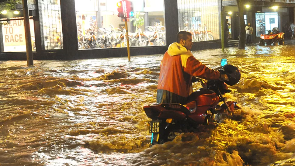 
UN RÍO. Corrió tanta agua por algunas calles que apagó los motores de los vehículos y los obligó a parar.