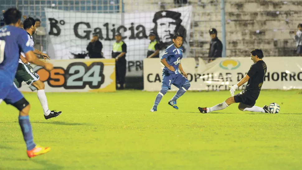 NO FALLÓ. “Pulguita” recibió la asistencia de Bazán y no dudó. Definió perfecto ante la salida de Loza para poner el 1-0 en una lluviosa noche en el Monumental.