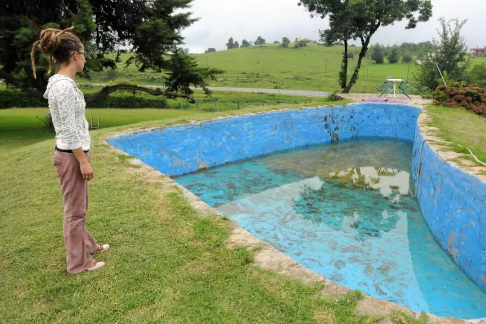 JUNTAN AGUA DE LLUVIA. Sin poder recibir turistas, la pileta de un hostel sirve para retener el agua de las precipitaciones que servirá para la limpieza. la gaceta / fotos de inés quinteros orio