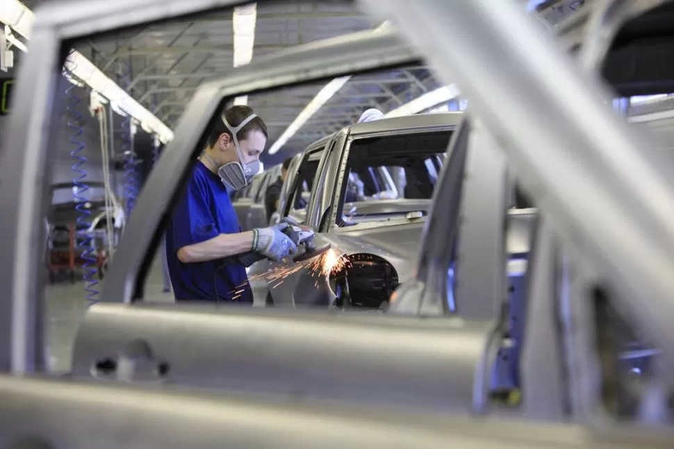 FRENÓ LA MARCHA. La industria automotriz sintió el impacto de la suba impositiva y retrocedió un 13,5%. reuters