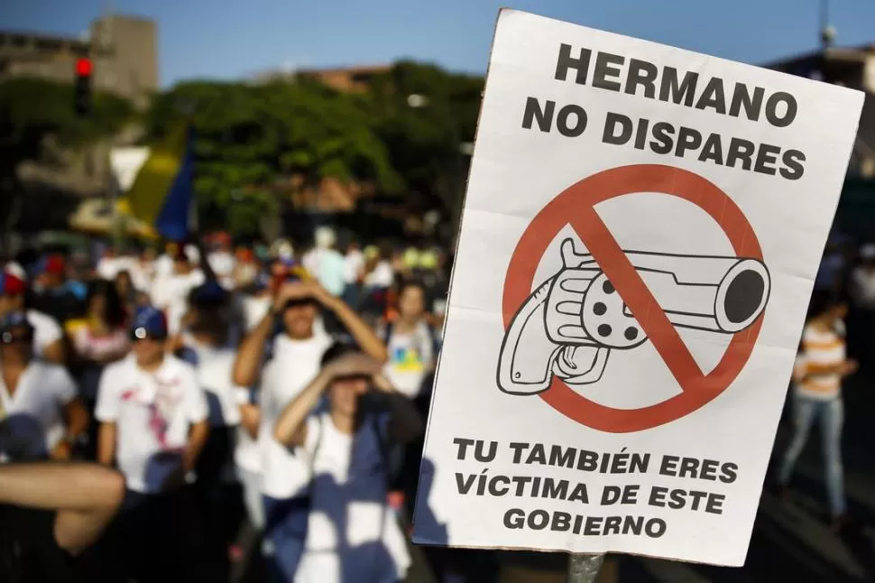 EN LAS CALLES. La oposición se movilizará con consignas como esta. REUTERS