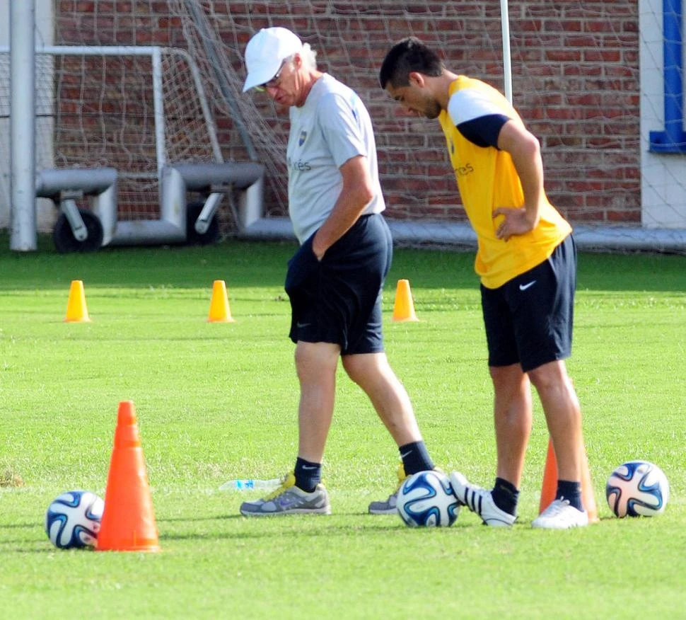 UNA AYUDA. Bianchi no pierde de vista los pasos de Román y lo necesita para que el equipo encuentre el juego que no tiene. 