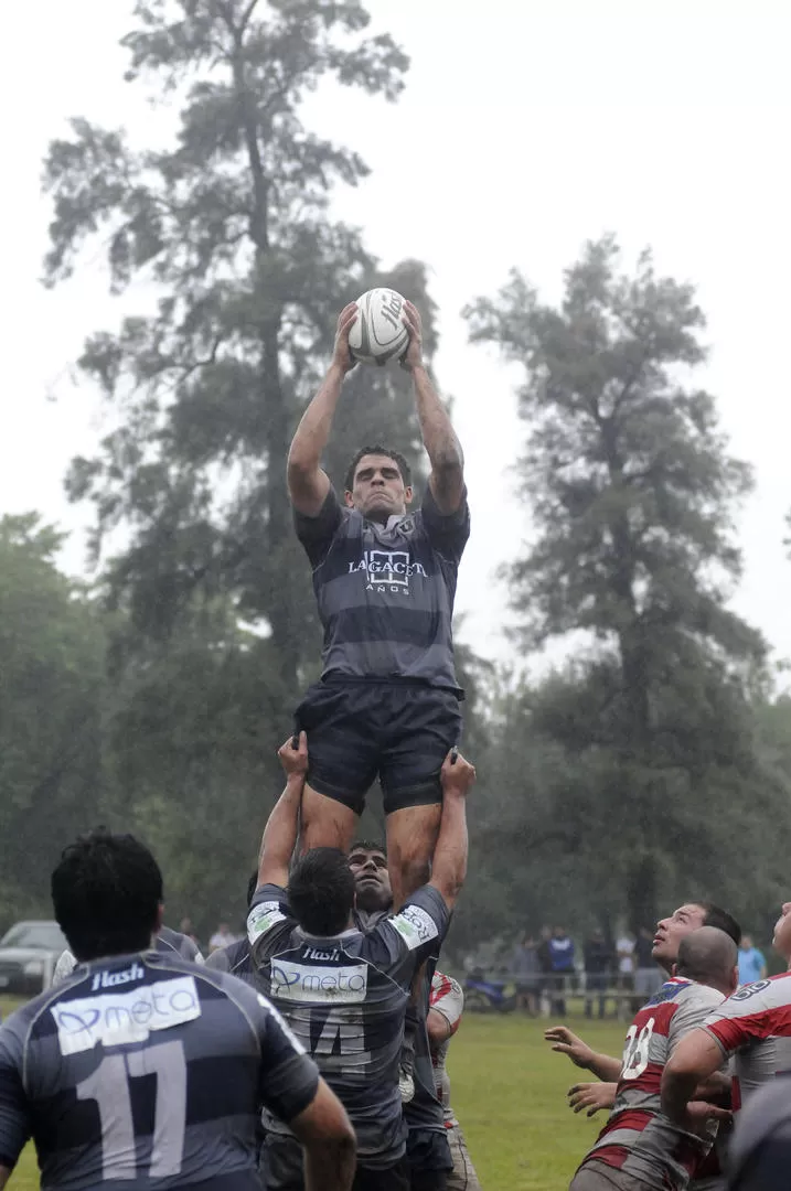 EN LA HILERA. Universitario jugará unas de las semifinales contra Natación. 