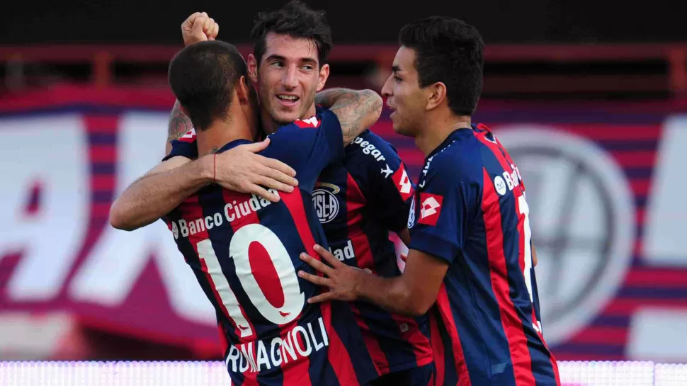 SIEMPRE ESTA. Piatti es saludado por sus compañeros después de anotar su primer gol del campeonato. TELAM