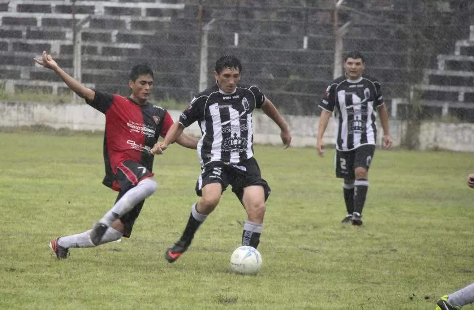 MUCHA PELEA, POCO FÚTBOL. Walter Arrieta, del “cuervo”, intenta llevarse la pelota anta la marca de un rival.  