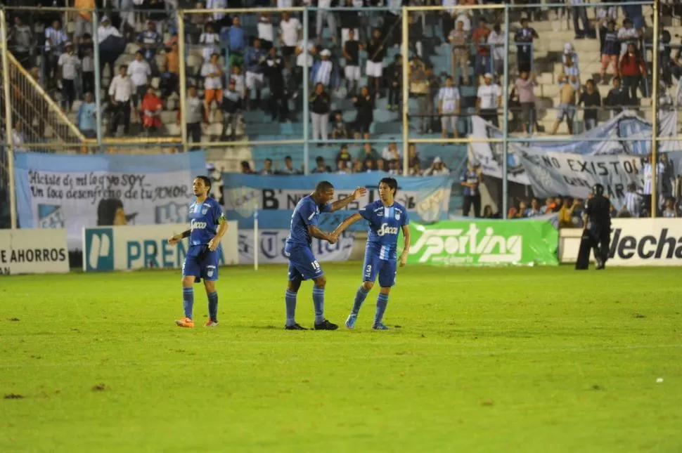 CELEBRACIÓN. Píriz Alves se saluda con Galíndez en el centro del campo, segundos después de haber marcado su gol.  