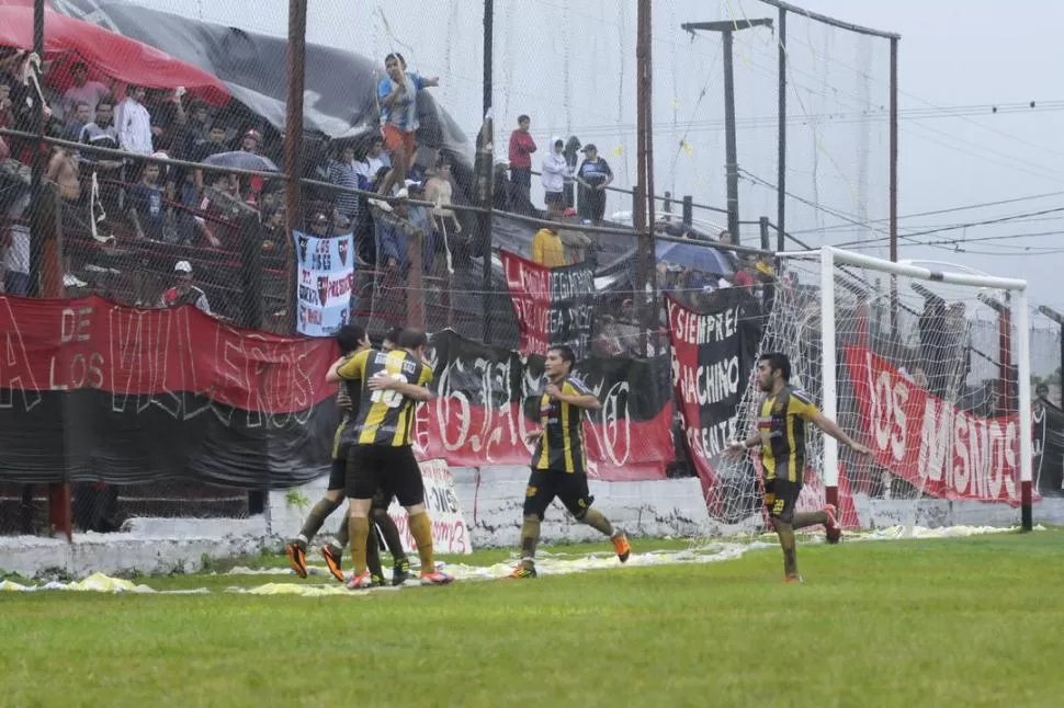 PURA ALEGRÍA. Los jugadores de la “gloria” festejan el gol del empate. 